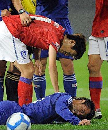 كومانو يتألم بعد إصابته بالكسر في ذراعه اليمنى