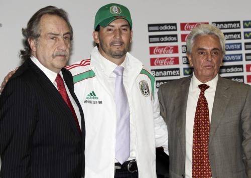 دي لا توري وسط الأمين العام و رئيس الإتحاد المكسيكي