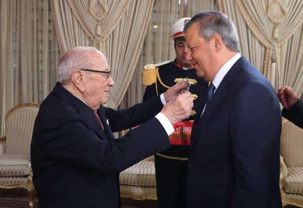 السبسي يكرم المدب 