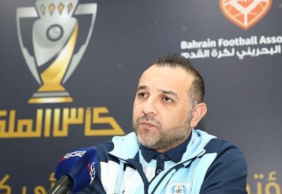 علي عاشور أثناء المؤتمر الصحافي