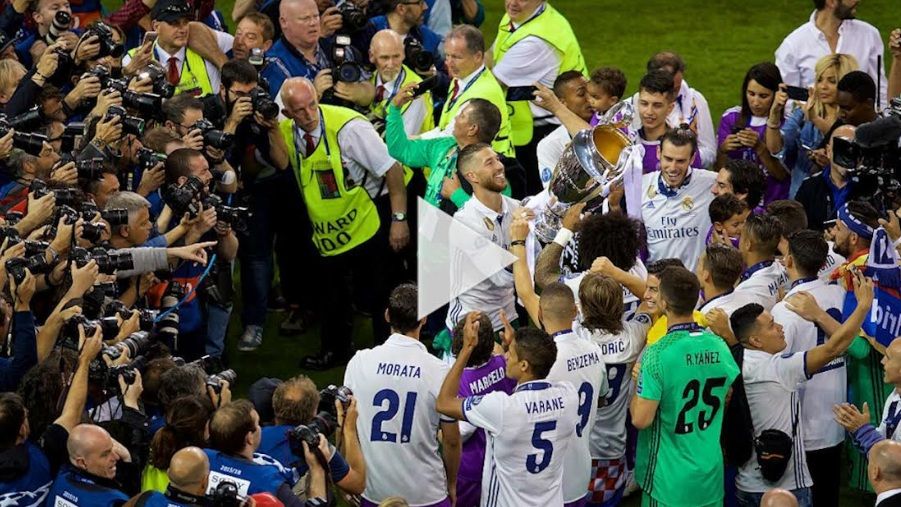 ألفارو موراتا مع لاعبي ريال مدريد