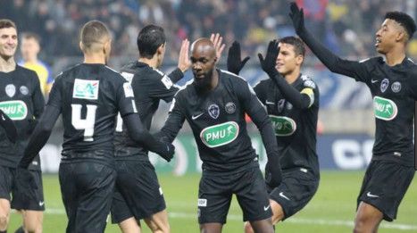 لاسانا ديارا مع لاعبي باريس سان جيرمان