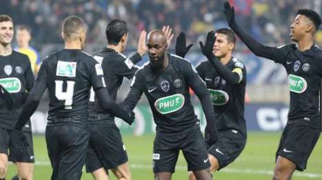 لاسانا ديارا مع لاعبي باريس سان جيرمان