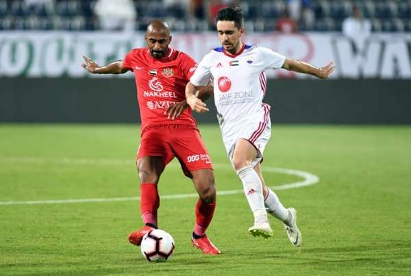 من مباراة شباب الأهلي والشارقة في الدور الأول للدوري