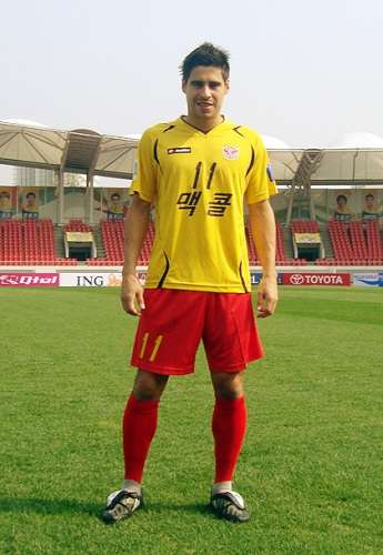 الكولمبي مولينا يستعرض الزي الجديد الذي سيرتديه فريقه أمام الشباب