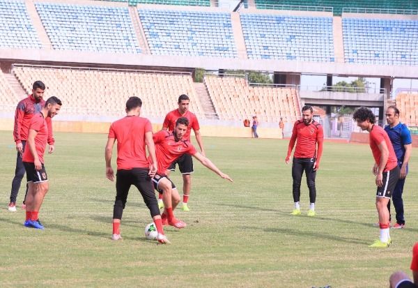 عبد الحفيظ مع لاعبي الأهلي