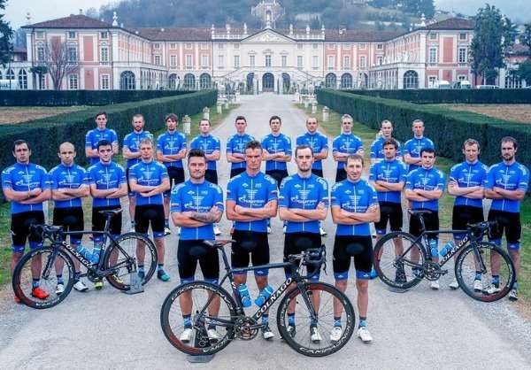 أحد الفرق المشاركة في الطواف