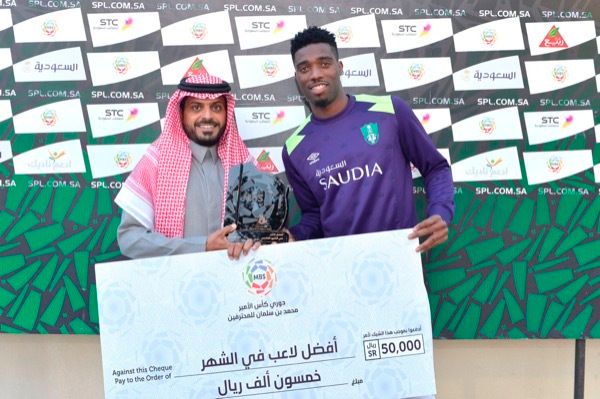 ديجانيني  يتسلم الجائزة 