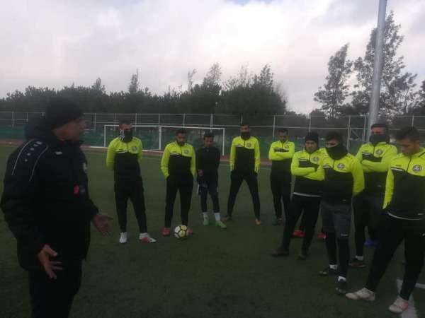 قاسم يتحدث للاعبين في تدريب اليوم