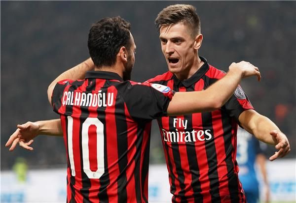 فرحة لاعبي ميلان 