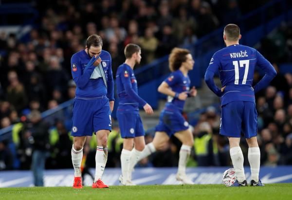 هيجواين مع لاعبي تشيلسي