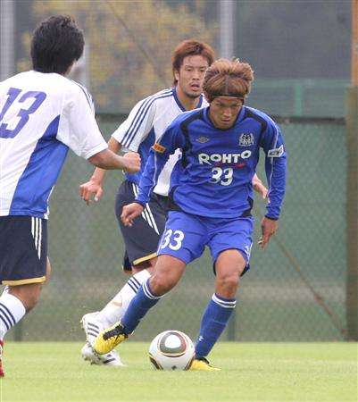 تاكاشي أوسامي يتجاوز دفاع المنتخب الياباني الأولمبي