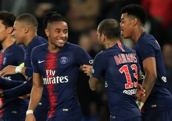 ألفيس مع لاعبي سان جيرمان