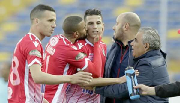 البنزرتي مع لاعبيه