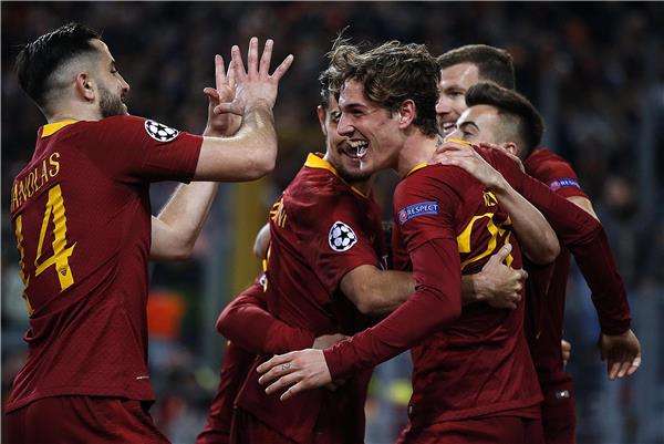 نيكولو زانيولو مع لاعبي روما