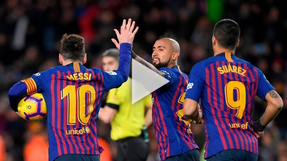 فيدال مع لاعبي برشلونة