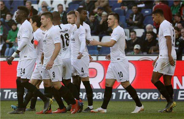 فرحة لاعبي فرانكفورت