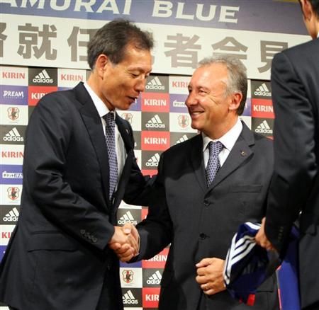 هيرومي هارا ( يسار ) وزاكيروني أجتمعا سوياً من أجل حل مشكلة معسكر ديسمبر