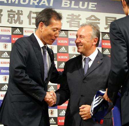 هيرومي هارا ( يسار ) وزاكيروني أجتمعا سوياً من أجل حل مشكلة معسكر ديسمبر