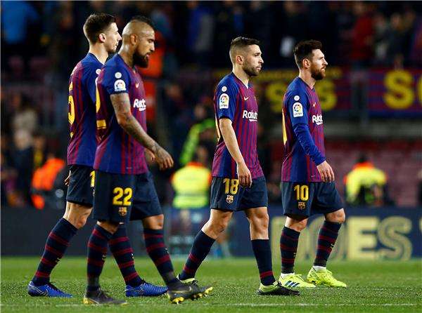 ألبا مع لاعبي برشلونة