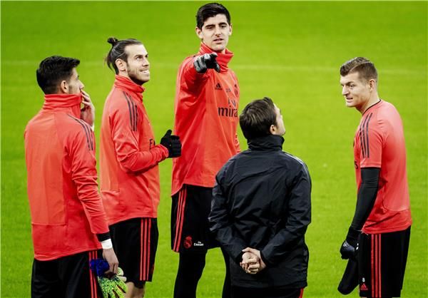 بيل مع لاعبي ريال مدريد