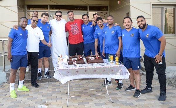 ميدو مع لاعبي الوحدة