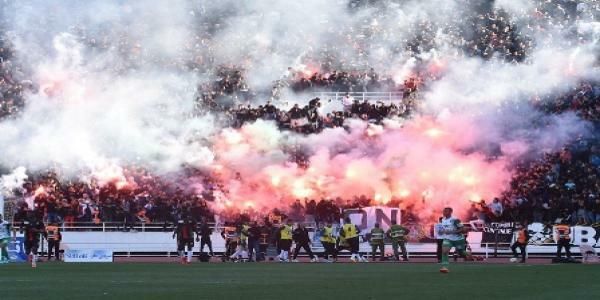 جانب من الألعاب النارية بالمدرجات