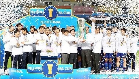 لاعبي فريق سامسونغ يحتفلون باللقب الجديد