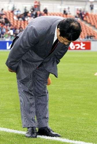 رئيس فريق أوميا السيد واتانابي يعتذر لجماهير فريقه 