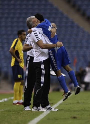 جيريتس يعانق أحد لاعبي الهلال في آخر مباراة له مع الفريق
