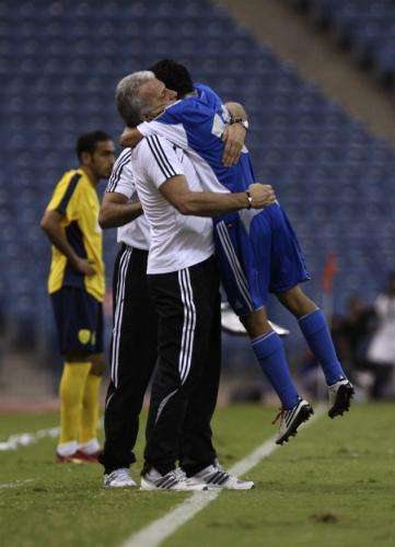 جيريتس يعانق أحد لاعبي الهلال في آخر مباراة له مع الفريق