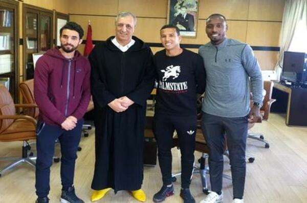 المحافظ مع بعض اللاعبين