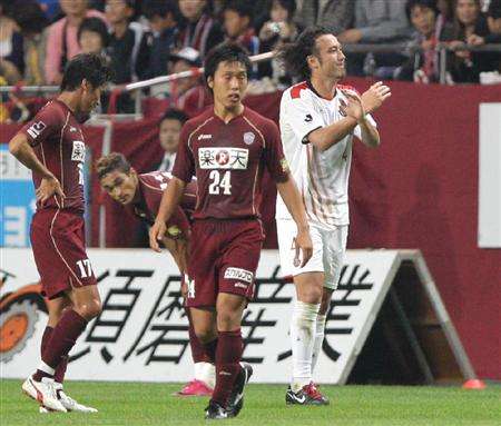 المدافع توليو ( يمين ) عندما أعترف للمدرب بعدم قدرته على إكمال المباراة