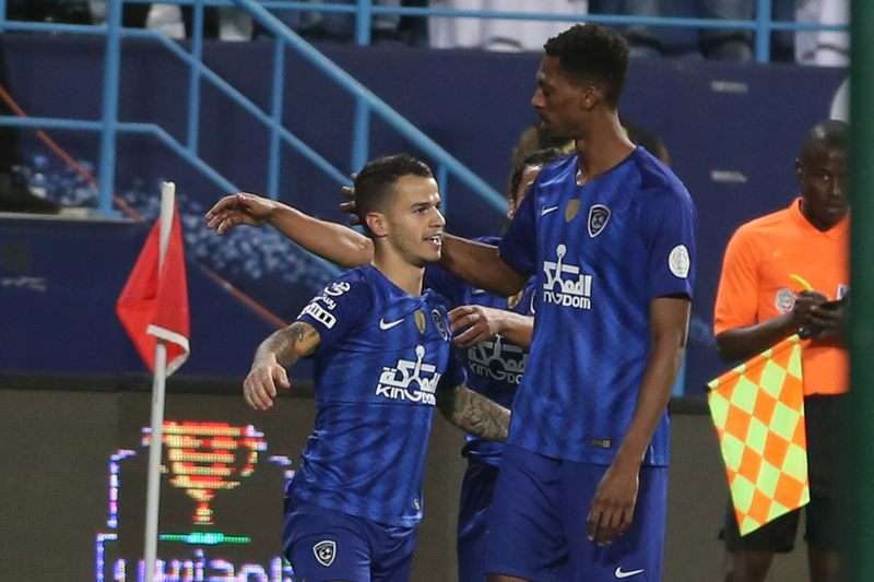 جيوفينكو يحتفل مع فريقه