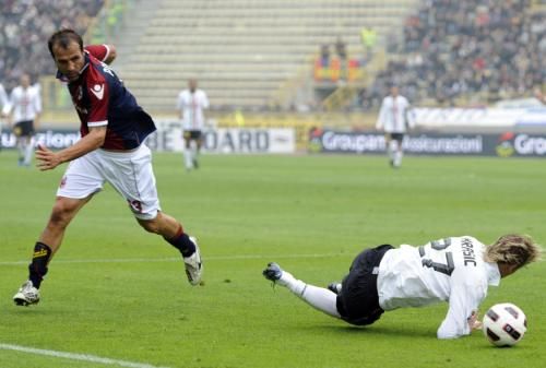 2010-10-24t164422z_01_sre606_rtridsp_3_soccer-italy_reuters