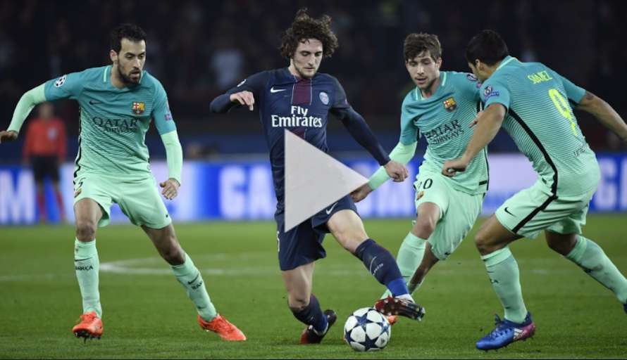 أدريان رابيو وسط لاعبي برشلونة