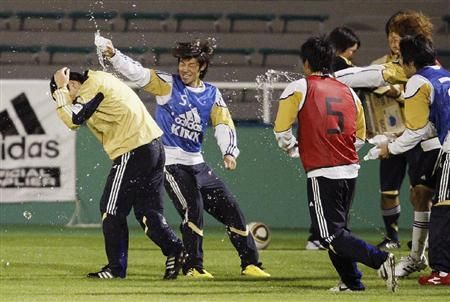 لاعبي المنتخب الأولمبي يحتفلون مع المدرب سيكيزوكا بعيد ميلاده الخمسين