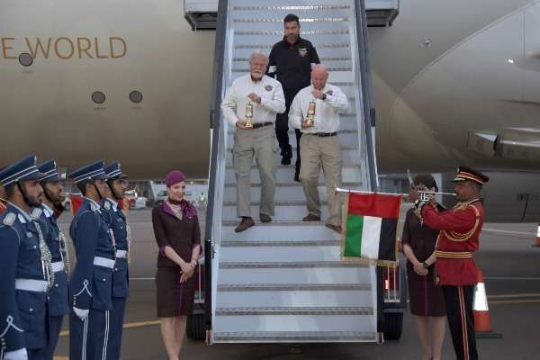 جانب من وصول الشعلة للإمارات