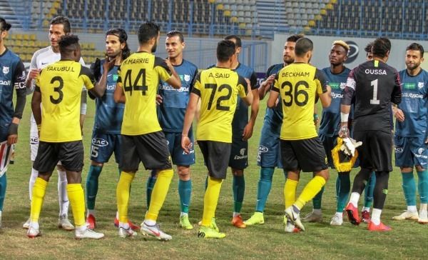 الفريقان قبل بداية اللقاء