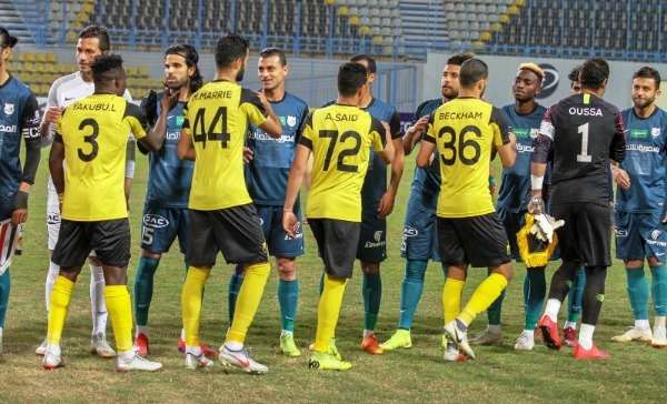 الفريقان قبل بداية اللقاء