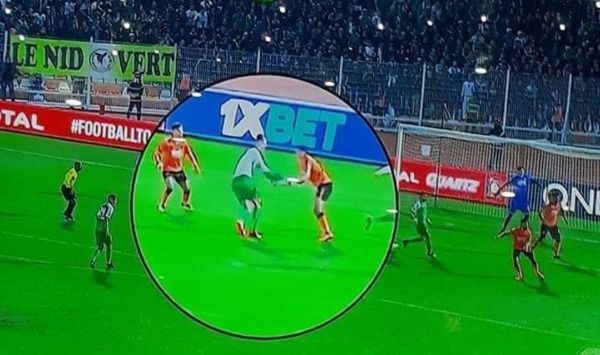 اللعبة المثيرة للجدل في مباراة الرجاء وبركان