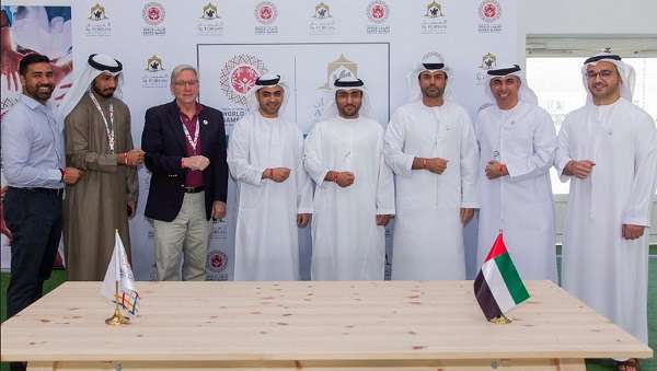 جانب من التوقيع