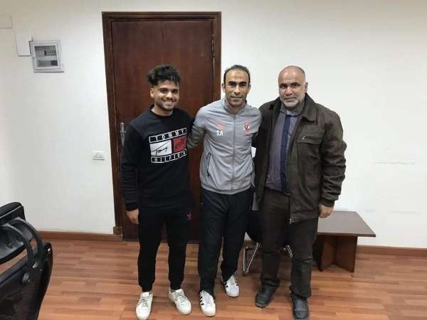 محمود سلمي الأول من اليسار مع مدير الكرة بالأهلي سيد عبد الحفيظ