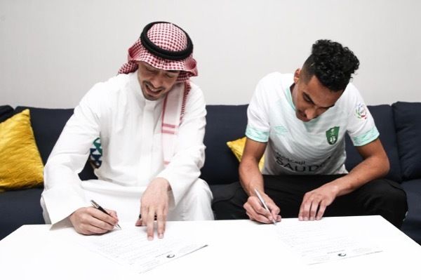 الأسمري يوقع العقد الجديد