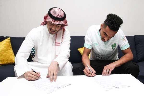 الأسمري يوقع العقد الجديد