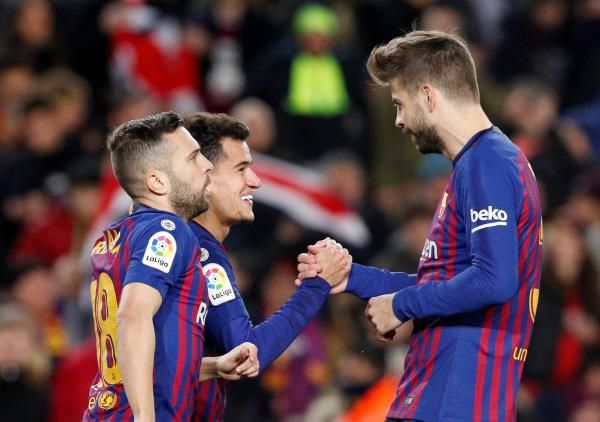 كوتينيو مع لاعبي برشلونة