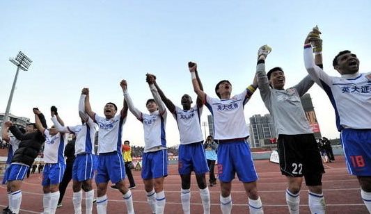فرحة لاعبي شاندونغ بعد ضمان فوزهم بلقب دوري 2010