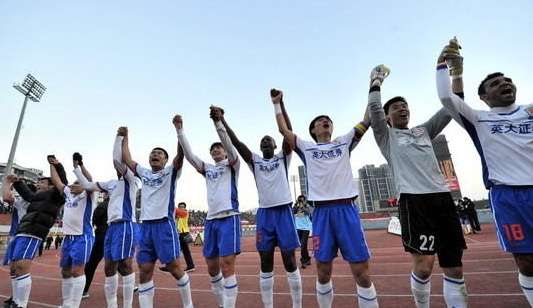 فرحة لاعبي شاندونغ بعد ضمان فوزهم بلقب دوري 2010