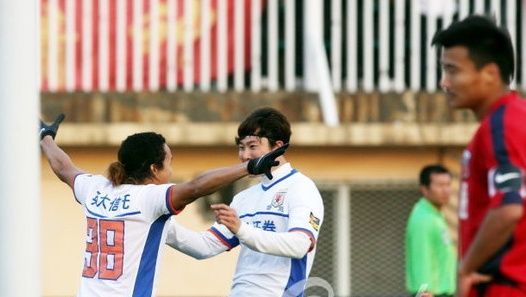 الهندوراسي دي ليون ( يسار ) يحتفل بعد إحرازه هدف التعادل ولثمين لفريقه