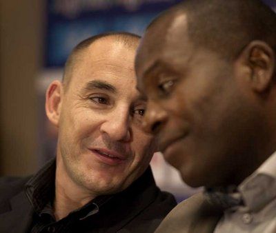 المدرب الجديد  البرت فيرير بجانب نائب الرئيس  ستانلي مانزو